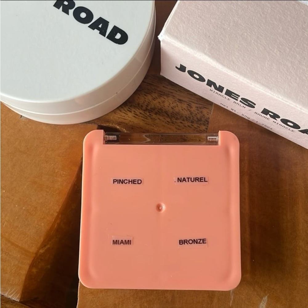 Any colors. JONES ROAD Miracle Balm 8g | 4 Color Palette - Picture 15 of 15